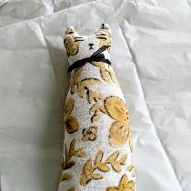 This decorative cat was hand sewn using 4C22 Bleached Heavy 100% linen. Hand painted with artist...