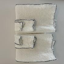 Towel set finished with wave overlock stitch.