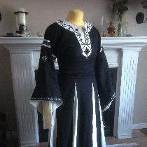 Elise, This is a 12th century style dress calle...