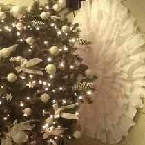Paul, Ruffled christmas tree skirt, all white...