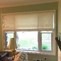 Roman blinds out of white linen